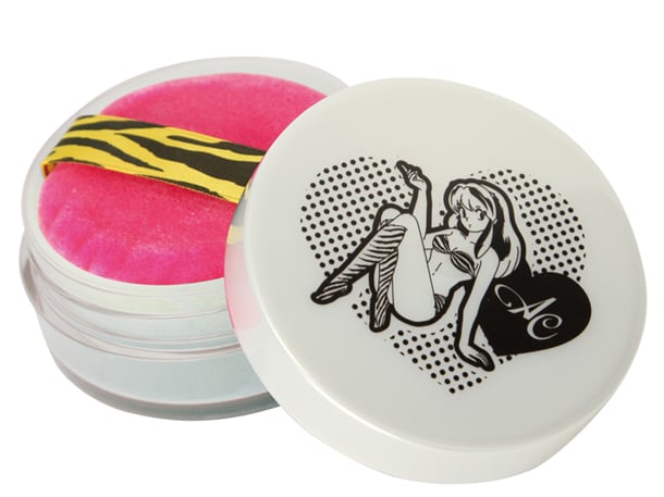 「恋するラムちゃんパウダー」の「白ラム／ライトナチュラル」容器とパフ。(C)高橋留美子／小学館