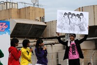 イラストを見て感激するももクロちゃんたち。