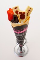 チーズケーキにココアパウダーでドラムセットを描き、音符チョコを添えた「律のドラムクレープ」。