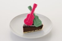 特製チョコレートタルトケーキの上に、唯と梓をイメージした色のギター型チョコが飾り付けられた「ゆいあずのWギターチョコレートタルト。」。