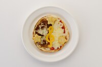 夏フェスで売り切れていたピザと焼きそばのエピソードをアレンジしたメニュー「夏フェス屋台ハーフ＆ハーフピザ」。