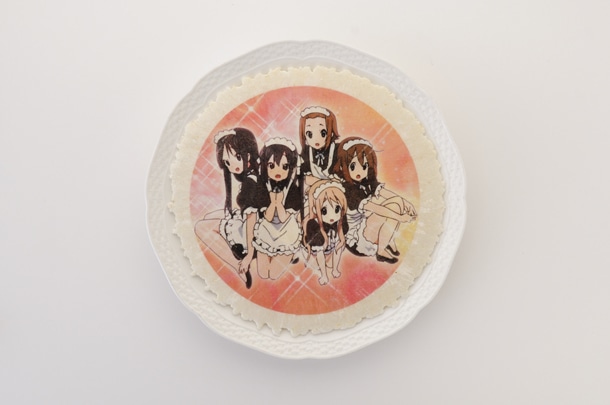 直径約25cmのえびせんべいに、さわちゃんが妄想したメイド服姿の5人をプリントした「さわちゃんの妄想ジャンボえびせんべい」。
