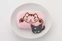 ピンクのぎゅうひに、梓が作中で使用していてたマグカップの猫柄をココアで描いた「あずにゃん専用!!」。