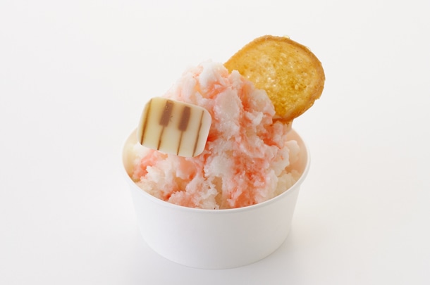 ミルク味のかき氷にはちみつラスクを添え、いちごソースをかけた「ムギのハニースイートスノータイム」。