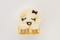 レアチーズケーキにチョコレートで紬を描き、さらにクッキーのキーボードを載せ、紬が弾いている姿を表現した「ムギのレアチーズケーキ」。