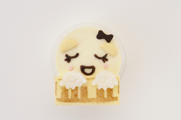 レアチーズケーキにチョコレートで紬を描き、さらにクッキーのキーボードを載せ、紬が弾いている姿を表現した「ムギのレアチーズケーキ」。