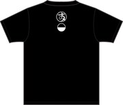 「謎」Tシャツの半袖背面。