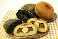 「そごう・西武限定 怪物くん伝説のカレーパン」。画像左が牛すじ入り、右がウズラ入り。