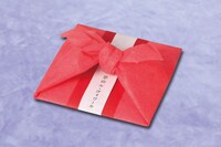 「恐山ル・ヴォワール」の限定CDは高級感ある赤い紙に包まれてプレゼントされる。