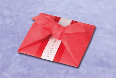 「恐山ル・ヴォワール」の限定CDは高級感ある赤い紙に包まれてプレゼントされる。