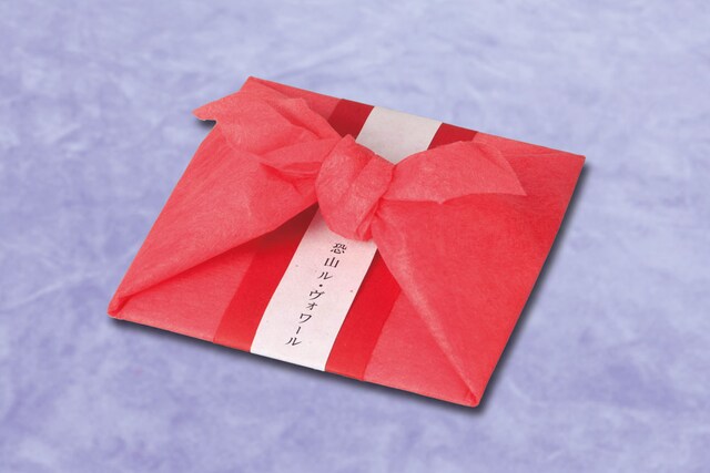 「恐山ル・ヴォワール」の限定CDは高級感ある赤い紙に包まれてプレゼントされる。