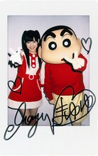 月刊まんがタウン2012年1月号でプレゼントされる、メンバーそれぞれとしんのすけの2ショット写真。画像は渡辺麻友バージョン。(C)臼井儀人／双葉社