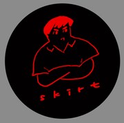 スカートのバッジ。