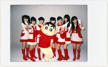 漫画アクション1月15日増刊号 クレヨンしんちゃん ざ・べすとでプレゼントされる、渡り廊下走り隊7としんのすけの集合写真。(C)臼井儀人／双葉社