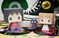 「グラフィグ073 はかせ＆阪本さん」「グラフィグ074 東雲なの」を並べた様子。(C)あらゐけいいち・角川書店／東雲研究所