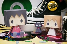 「グラフィグ073 はかせ＆阪本さん」「グラフィグ074 東雲なの」を並べた様子。(C)あらゐけいいち・角川書店／東雲研究所