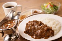 タイアップメニューのうち、「じっくり煮込んだビーフカレー」サラダ付き。1000 円。※写真はイメージです。メニューにドリンクは付きません。