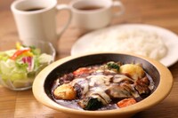 タイアップメニューのうち、「チーズとろけるシチューハンバーグ」 スープ、ライス付き。1200 円。※写真はイメージです。メニューにドリンクは付きません。