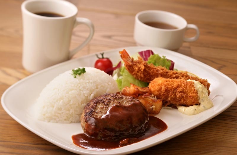 タイアップメニューのうち、「ボリューム満点ハンバーグプレート」スープ付き。1200円。※写真はイメージです。メニューにドリンクは付きません。