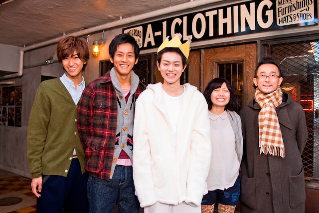 映画「王様とボク」主演陣と監督の集合写真。(C)2012『王様とボク』製作委員会