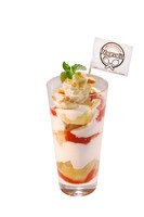 タイアップメニューのうち、「紅茶薫るクリームチーズと苺のサンデー」。600円。※写真はイメージです。