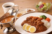 タイアップメニューのうち、「シーフードカレー」サラダ付き。1200 円。※写真はイメージです。メニューにドリンクは付きません。
