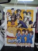 当日ブースでグッズ購入者に配布される紙袋。