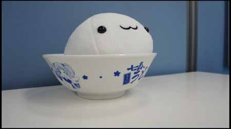 「ゆるゆり萌え萌えset」のなもりくらげぬいぐるみと「ゆるゆり年越しset」のどんぶり。