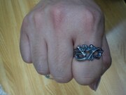 指にはめるとこんな感じ。