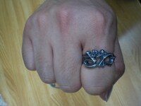 指にはめるとこんな感じ。