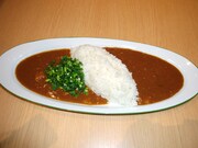 カレーショップで販売される「ネギ・梅カレーW盛り」。