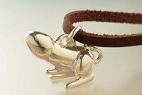 「ティンティナブラムシルバーペンダントトップ」。スターリングシルバー製だけにご利益も期待できそうだ。(c)MARI YAMAZAKI 2011