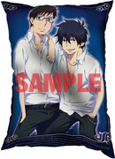 A賞：ジャンボクッション（燐&雪男）表。(C)加藤和恵／集英社・「青の祓魔師」製作委員会・MBS