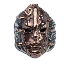 族長が被った石仮面と族長を表現したリング「おれは、人間をやめるぞ！」。価格は5万400円。(C)荒木飛呂彦 / 集英社