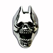 吉良吉影のスタンド「キラークィーン」のドクロマークをモチーフにしたリング「BITE THE DUST」。価格は3万6750円。(C)LUCKY LAND COMMUNICATIONS / SHUEISHA