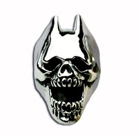 吉良吉影のスタンド「キラークィーン」のドクロマークをモチーフにしたリング「BITE THE DUST」。価格は3万6750円。(C)LUCKY LAND COMMUNICATIONS / SHUEISHA