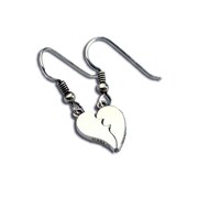 第3部と第5部に登場するジャン・P・ポルナレフが作中で使用しているピアス「ブラボー！おお…ブラボー!!」。価格は1万4700円。(C)荒木飛呂彦&LUCKY LAND COMMUNICATIONS / 集英社