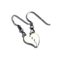 第3部と第5部に登場するジャン・P・ポルナレフが作中で使用しているピアス「ブラボー！おお…ブラボー!!」。価格は1万4700円。(C)荒木飛呂彦&LUCKY LAND COMMUNICATIONS / 集英社