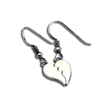 第3部と第5部に登場するジャン・P・ポルナレフが作中で使用しているピアス「ブラボー！おお…ブラボー!!」。価格は1万4700円。(C)荒木飛呂彦&LUCKY LAND COMMUNICATIONS / 集英社