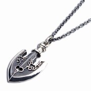 謎の矢をモチーフにした「鏃ネックレス」。価格は3万6750円。(C)LUCKY LAND COMMUNICATIONS / SHUEISHA