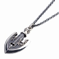 謎の矢をモチーフにした「鏃ネックレス」。価格は3万6750円。(C)LUCKY LAND COMMUNICATIONS / SHUEISHA