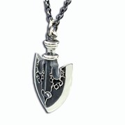 「鏃ネックレス」(C)LUCKY LAND COMMUNICATIONS / SHUEISHA