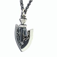 「鏃ネックレス」(C)LUCKY LAND COMMUNICATIONS / SHUEISHA