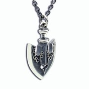 「鏃ネックレス」(C)LUCKY LAND COMMUNICATIONS / SHUEISHA