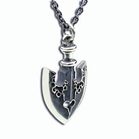 「鏃ネックレス」(C)LUCKY LAND COMMUNICATIONS / SHUEISHA