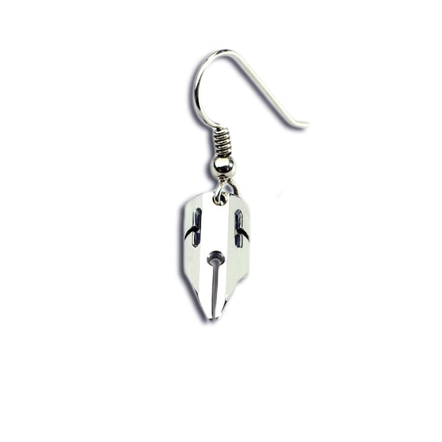 岸辺露伴のGペンをモチーフにしたピアス「だが、断る！」。(C)LUCKY LAND COMMUNICATIONS / SHUEISHA