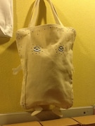 会場で販売されるぬりかべバッグ。（c）水木プロ