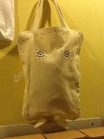 会場で販売されるぬりかべバッグ。（c）水木プロ