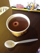 イートインスペースで販売される「目玉おやじのお汁粉」。（c）水木プロ