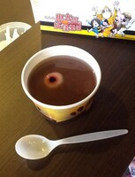 イートインスペースで販売される「目玉おやじのお汁粉」。（c）水木プロ